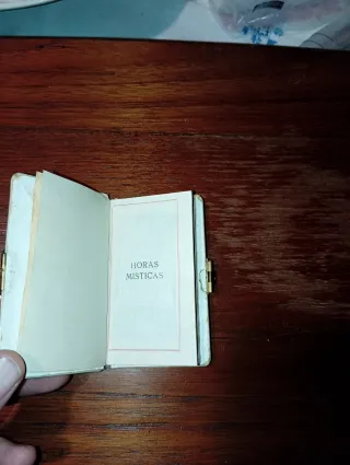 Devocionario antiguo con cierre