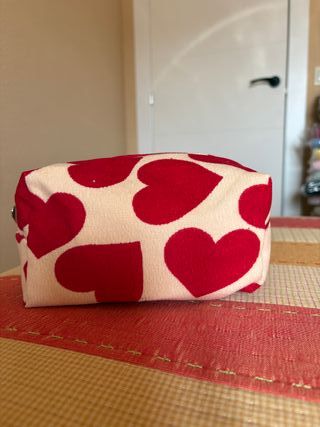 Bolsa maquillaje/pinturas con corazones