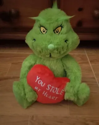 Peluche Grinch Corazón frase: Robaste mi corazón.