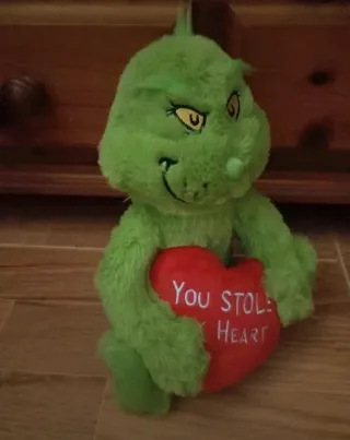 Peluche Grinch Corazón frase: Robaste mi corazón.