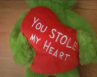 Peluche Grinch Corazón frase: Robaste mi corazón.