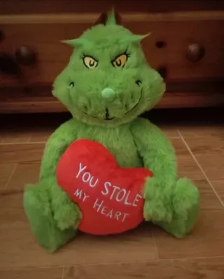 Peluche Grinch Corazón frase: Robaste mi corazón.