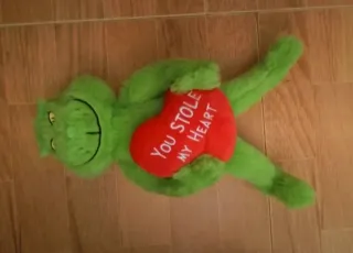 Peluche Grinch Corazón frase: Robaste mi corazón.