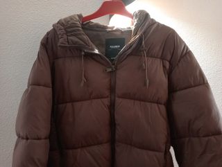 Plumífero Pull&Bear con capucha marrón