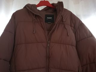 Plumífero Pull&Bear con capucha marrón