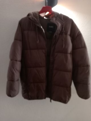 Plumífero Pull&Bear con capucha marrón