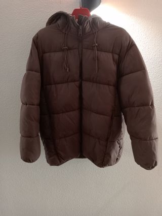 Plumífero Pull&Bear con capucha marrón