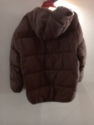 Plumífero Pull&Bear con capucha marrón