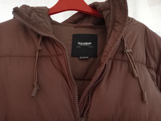 Plumífero Pull&Bear con capucha marrón