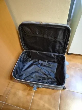 Maleta de viaje gris y negra