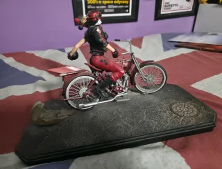 Figura Harley Quinn en motocicleta