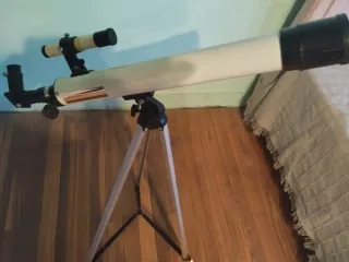 Telescopio Bresser Optik con treppiede