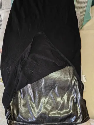 Vestido negro ajustado con detalles plateados