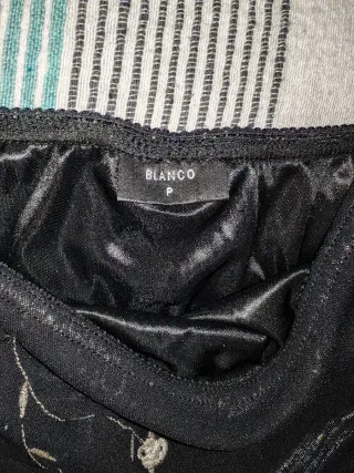 Vestido negro ajustado con detalles plateados