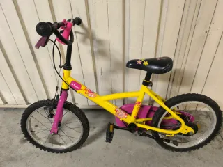 Bicicleta infantil Btwin amarilla y rosa