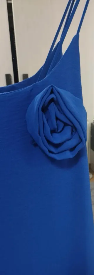 Vestido largo azul con flor