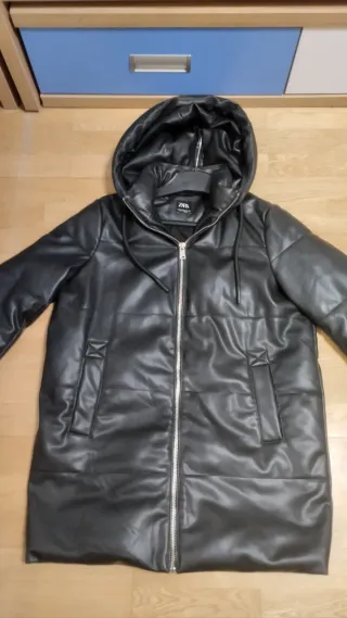 Abrigo Zara Negro Piel Sintética Capucha