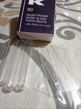 3 tubos de ensayo y 4 portaobjetos