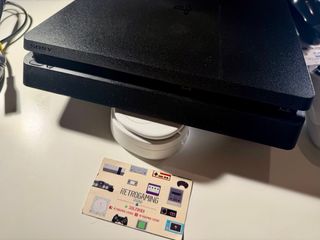 PlayStation 4 Slim 500GB + 2 Controller