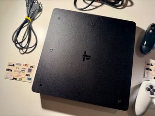 PlayStation 4 Slim 500GB + 2 Controller