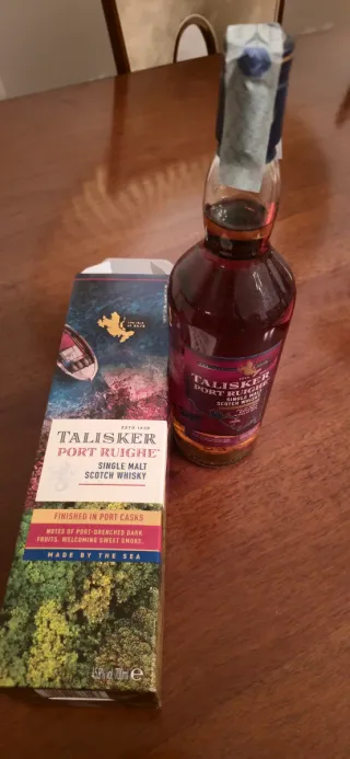 Lottt 2 wisky: 1 Laphroaig + 1 Talisker