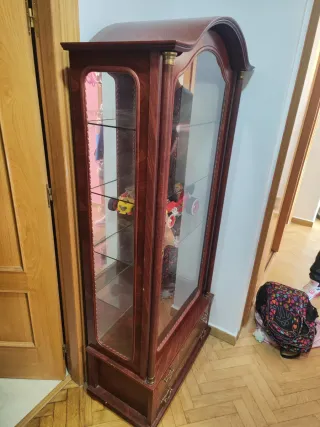 Vitrina de madera y cristal