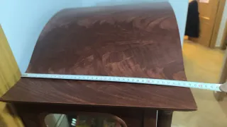 Vitrina de madera y cristal