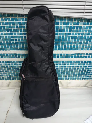 Ukelele de madera con funda