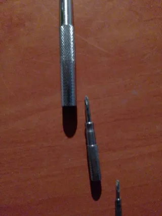 Martillo y destornillador multiusos