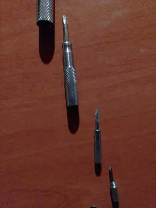 Martillo y destornillador multiusos