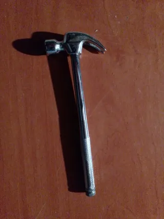 Martillo y destornillador multiusos