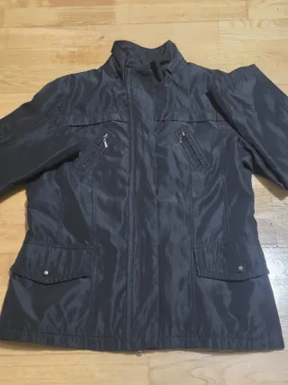 Parka de mujer negra. Talla XL. 4,40 EUROS