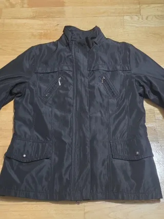 Parka de mujer negra. Talla XL. 4,40 EUROS