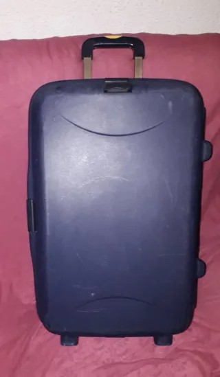 Maleta de viaje azul con ruedas