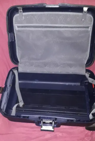 Maleta de viaje azul con ruedas