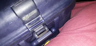 Maleta de viaje azul con ruedas