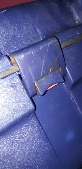 Maleta de viaje azul con ruedas