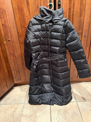 Abrigo largo negro con capucha y cinturón