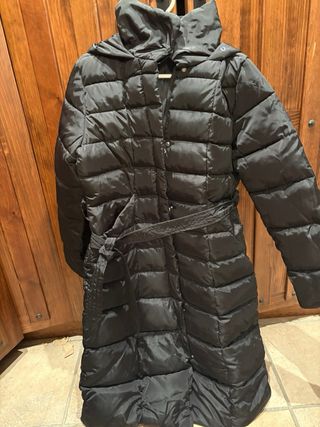 Abrigo largo negro con capucha y cinturón