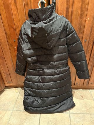 Abrigo largo negro con capucha y cinturón