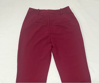 Pantalón de vestir burdeos con pinzas