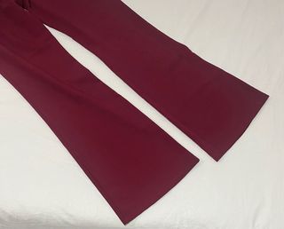 Pantalón de vestir burdeos con pinzas