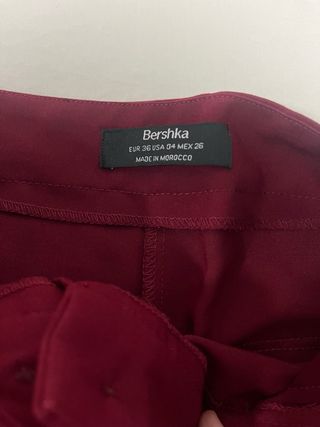 Pantalón de vestir burdeos con pinzas