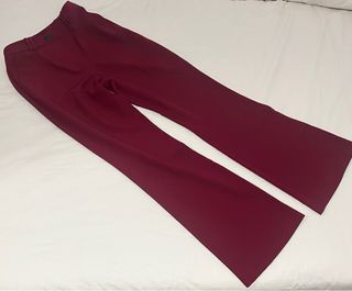 Pantalón de vestir burdeos con pinzas