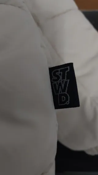 Abrigo acolchado beige.