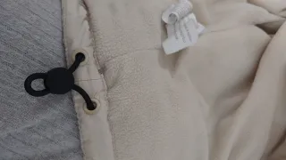 Abrigo acolchado beige.