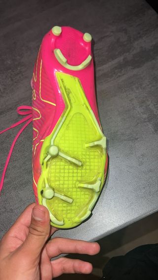 Botas de fútbol Nike rosa y amarillo casi sin usar