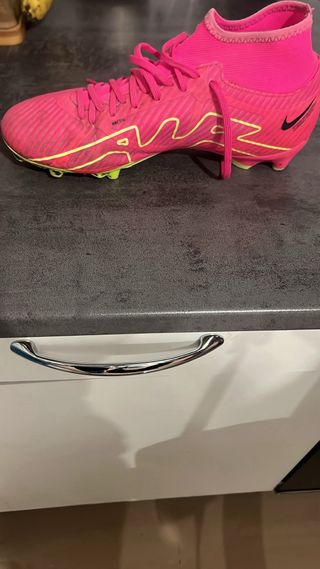 Botas de fútbol Nike rosa y amarillo casi sin usar