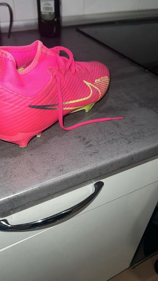Botas de fútbol Nike rosa y amarillo casi sin usar