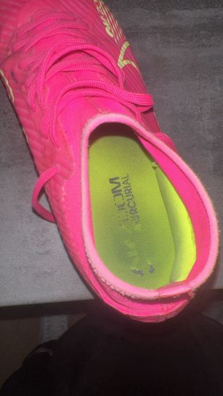Botas de fútbol Nike rosa y amarillo casi sin usar